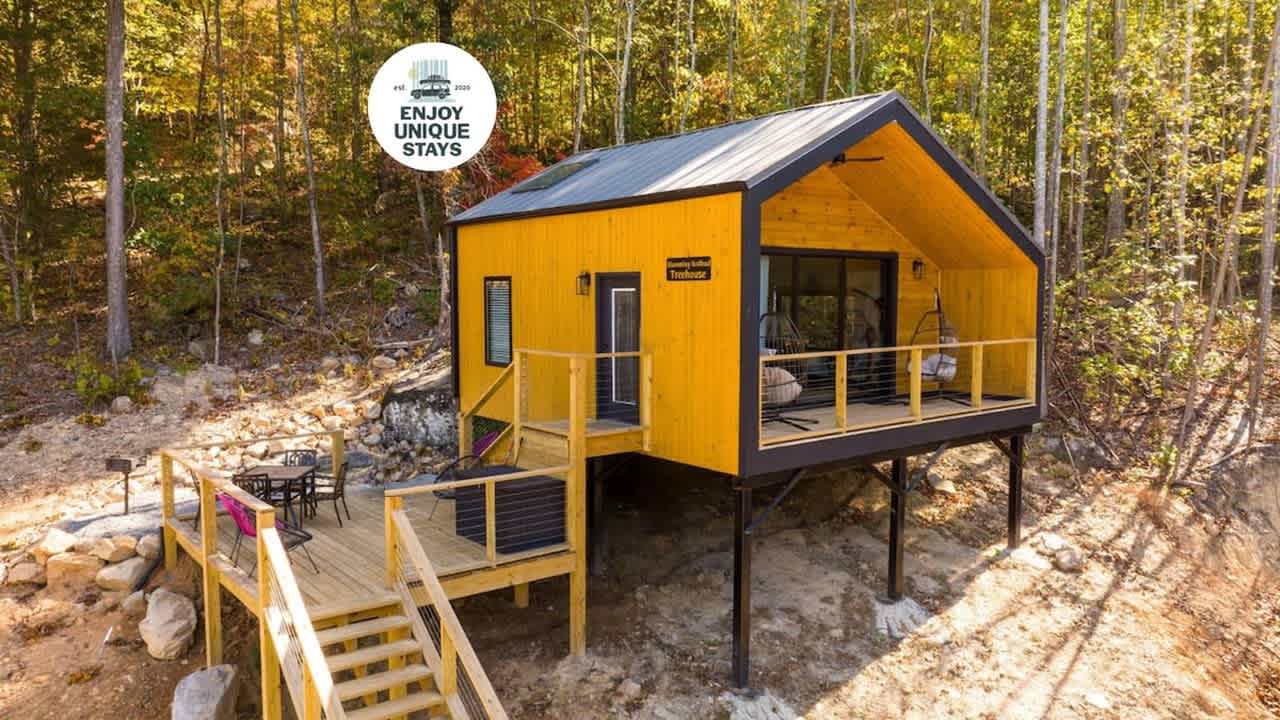 Blooming Redbud Treehouse with private hot tub! | Enjoy Unique Stays