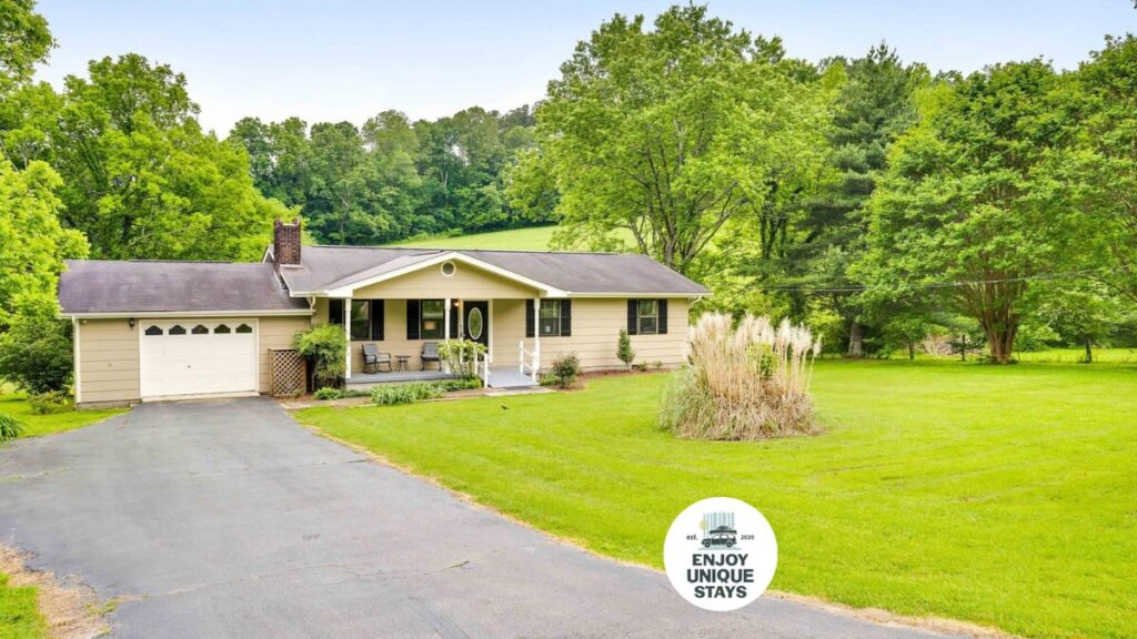 Country Lane Cottage- privacy & quiet neighborhood Main Image
