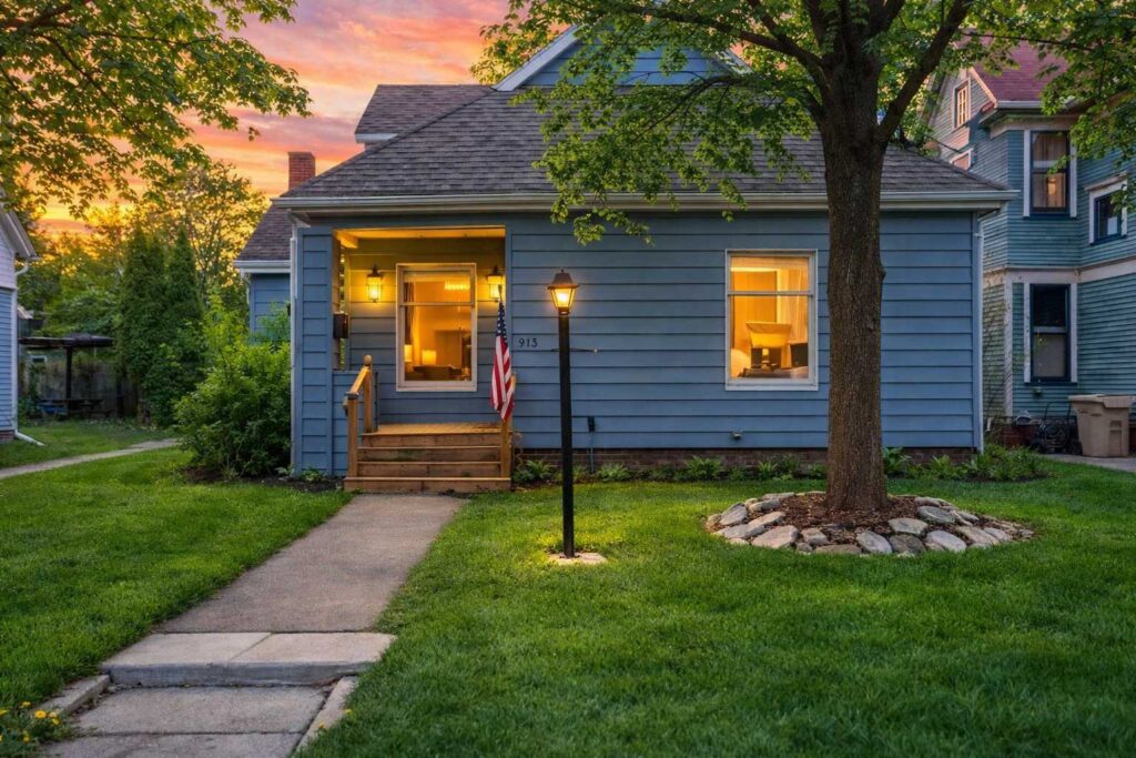 Blue & Gold Retreat sleeps 14 Minutes from ND Main Image
