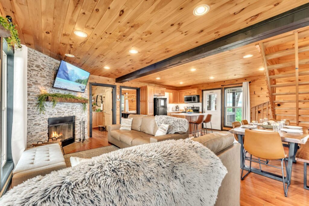 Pop & Granny's cabin with a fire pit, hot tub, & indoor pool! Main Image