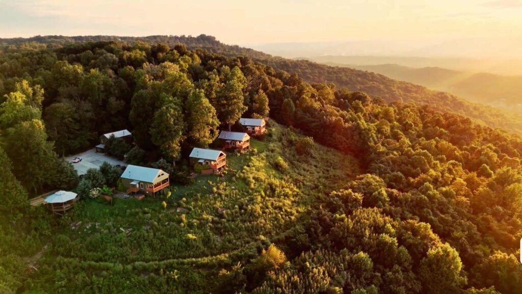 Critter Corner Cabin – Cozy Bluffside Retreat Main Image