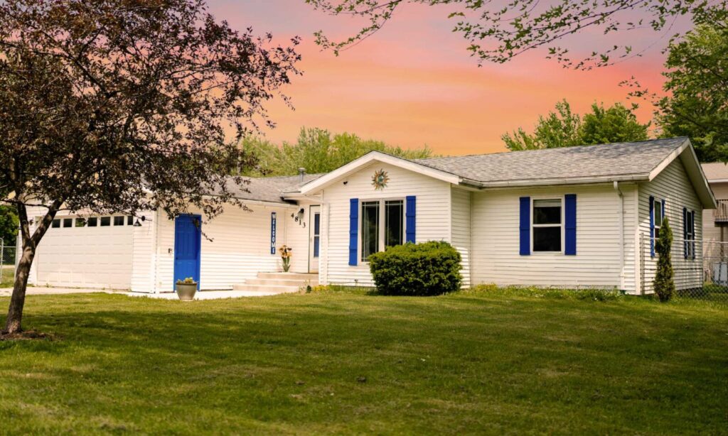 Kevins Place near PawPaw Lake! Main Image