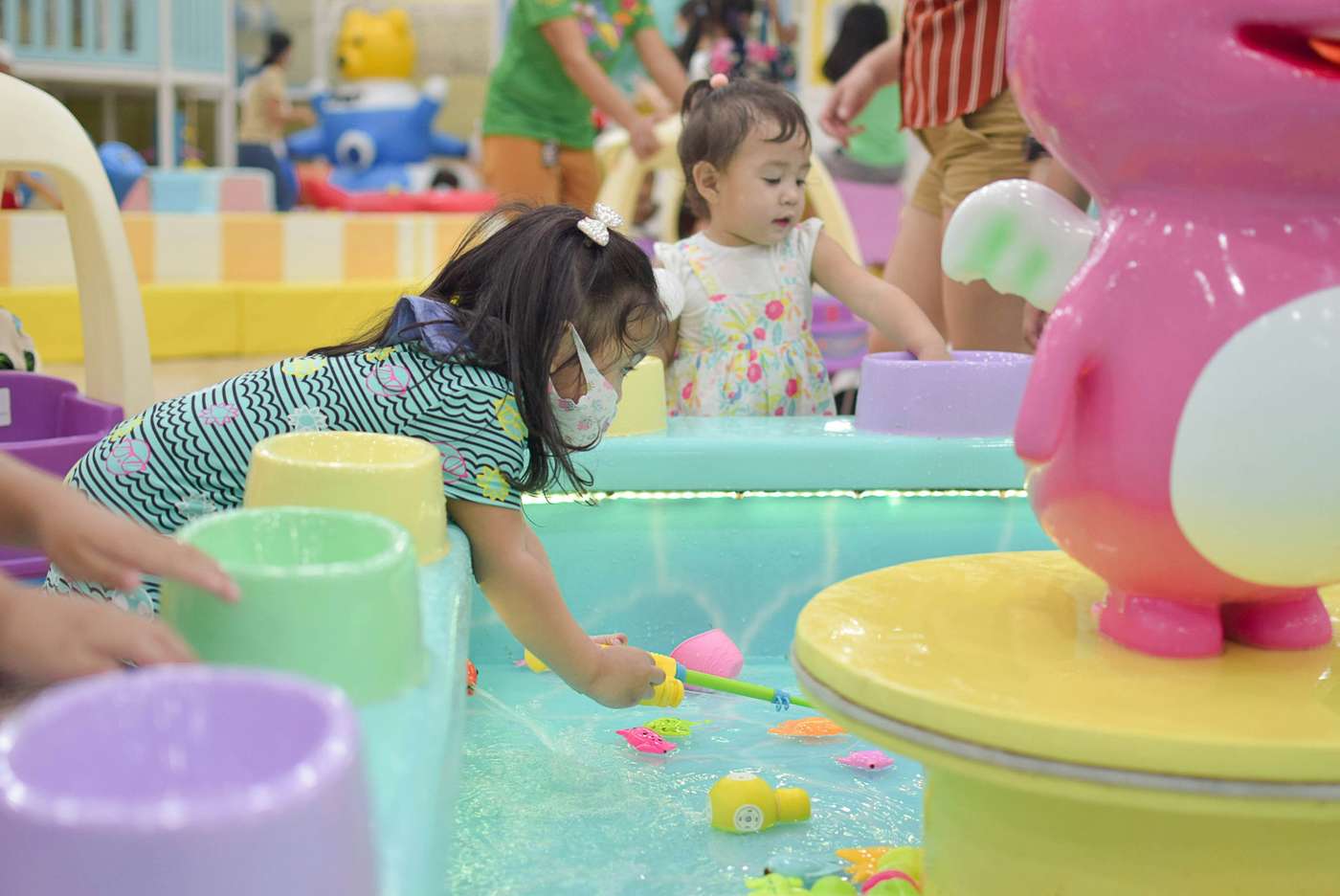 UZA8SPCSFU4 a group of children playing in a water park