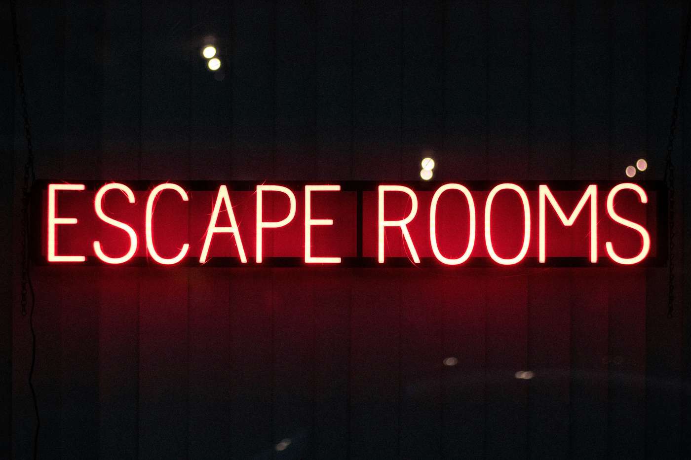 OmaFZNYOy6E red escape rooms neon sign