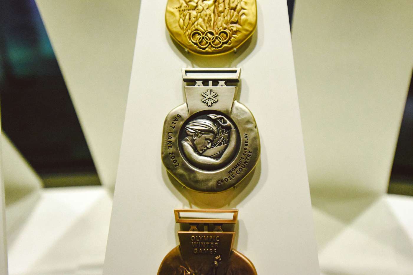 y7Hc1t3bH4Q a gold and silver trophy