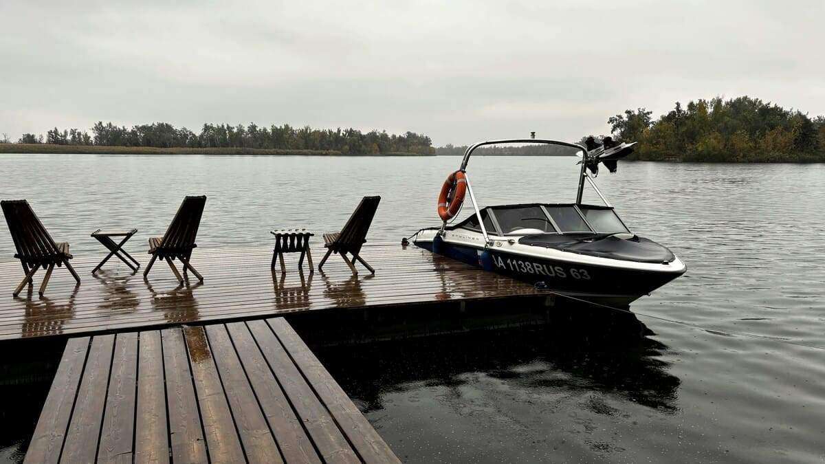A boat is docked at a dock on a lake