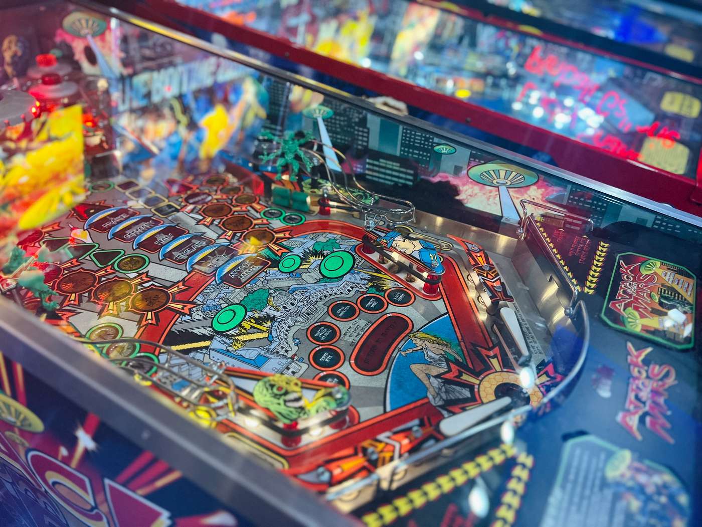 18dGkEQ5wSM a close up of a pinball machine