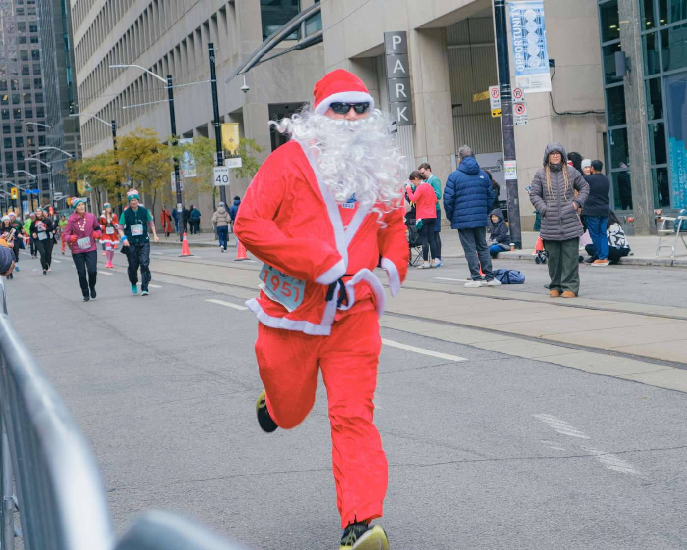 27To-SUJKGY Man in santa costume running a race