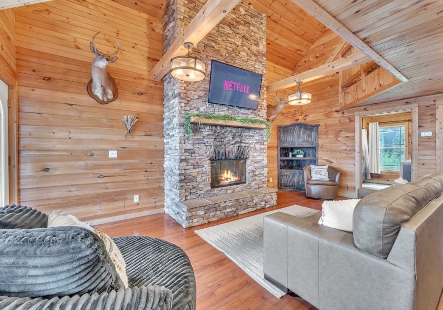 Tri-state Corner Cabin with a fire pit, hot tub, & indoor pool! Main Image